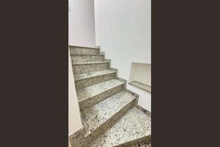 Casa à venda com 124m², 3 quartos e 2 vagas Casa à venda com 124m², 3 quartos e 2 vagasEscada