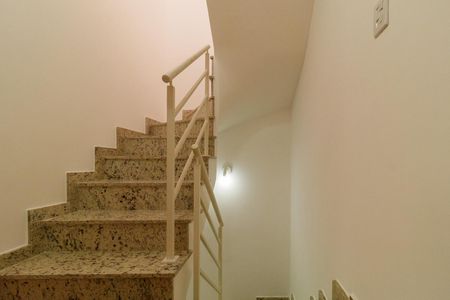 Casa para alugar com 110m², 2 quartos e 1 vagaEscadas