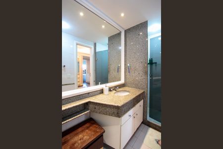 Apartamento à venda com 182m², 4 quartos e 3 vagasBanheiro Suíte 2