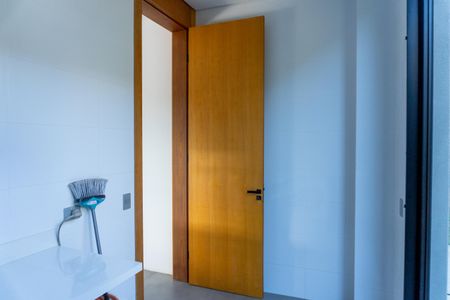 Casa de condomínio para alugar com 535m², 5 quartos e 6 vagasÁrea de Serviço