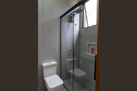 Casa de condomínio para alugar com 535m², 5 quartos e 6 vagasBanheiro - Quarto 1 - Suíte