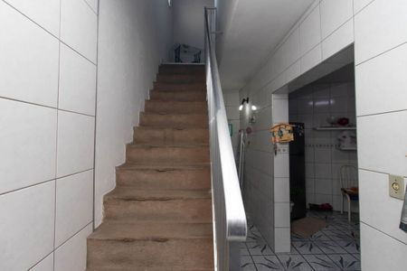 Casa à venda com 240m², 4 quartos e 3 vagas Casa à venda com 240m², 4 quartos e 3 vagasEscada