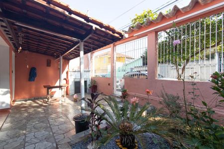 Casa à venda com 240m², 4 quartos e 3 vagas Casa à venda com 240m², 4 quartos e 3 vagasTerraço