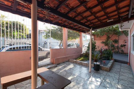 Casa à venda com 240m², 4 quartos e 3 vagas Casa à venda com 240m², 4 quartos e 3 vagasTerraço