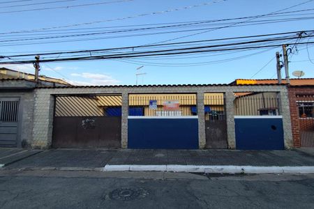 Casa à venda com 179m², 3 quartos e 7 vagas Casa à venda com 179m², 3 quartos e 7 vagasFachada