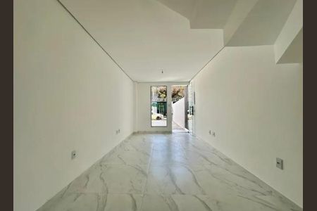 Casa à venda com 110m², 2 quartos e 1 vaga