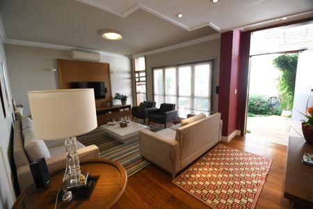 Casa à venda com 450m², 5 quartos e 2 vagasSala