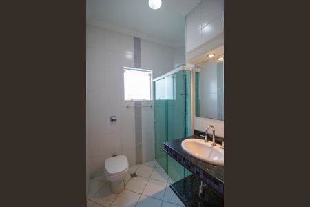 Casa de condomínio para alugar com 232m², 3 quartos e 2 vagasBanheiro Social