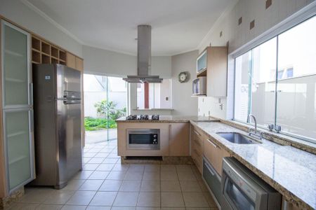 Casa de condomínio para alugar com 232m², 3 quartos e 2 vagasCozinha