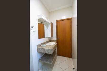 Casa de condomínio para alugar com 232m², 3 quartos e 2 vagasBanheiro da Suíte