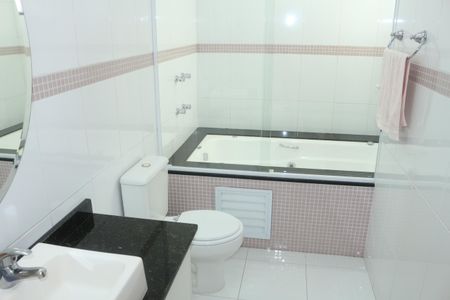 Casa à venda com 358m², 3 quartos e 4 vagasBanheiro da Suíte 