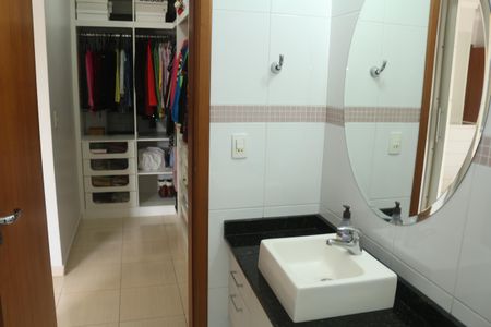 Casa à venda com 358m², 3 quartos e 4 vagasBanheiro da Suíte 