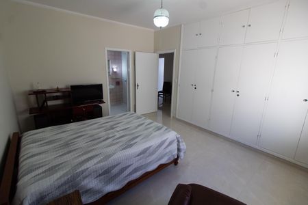 Casa à venda com 212m², 4 quartos e 2 vagasSuíte