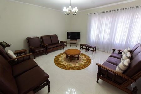 Casa à venda com 212m², 4 quartos e 2 vagasSala