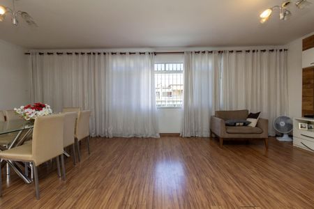 Casa para alugar com 250m², 4 quartos e 4 vagas Casa para alugar com 250m², 4 quartos e 4 vagasSala