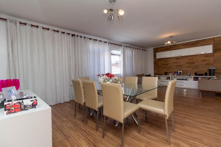 Casa para alugar com 250m², 4 quartos e 4 vagas Casa para alugar com 250m², 4 quartos e 4 vagasSala