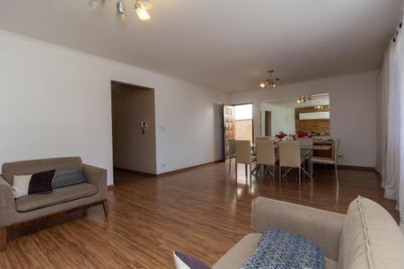 Casa para alugar com 250m², 4 quartos e 4 vagas Casa para alugar com 250m², 4 quartos e 4 vagasSala