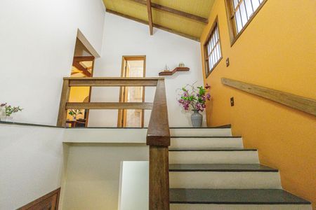 Casa para alugar com 200m², 4 quartos e 2 vagasEscada