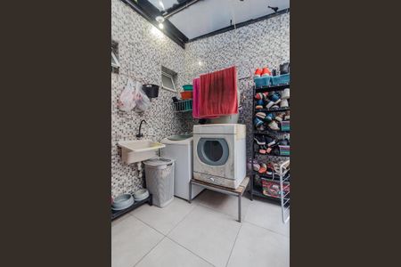 Casa à venda com 66m², 3 quartos e 1 vagaÁrea de serviço