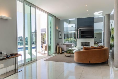 Casa à venda com 700m², 4 quartos e 6 vagas Casa à venda com 700m², 4 quartos e 6 vagasSala