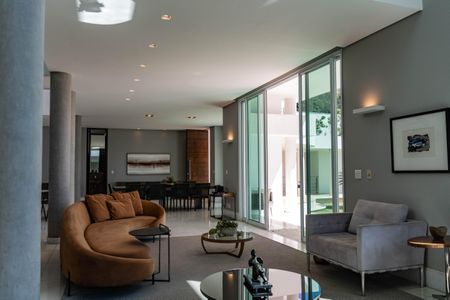 Casa à venda com 700m², 4 quartos e 6 vagas Casa à venda com 700m², 4 quartos e 6 vagasSala