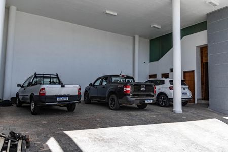 Casa à venda com 700m², 4 quartos e 6 vagas Casa à venda com 700m², 4 quartos e 6 vagasGaragem