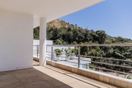 Casa à venda com 700m², 4 quartos e 6 vagas Casa à venda com 700m², 4 quartos e 6 vagasVaranda da Suíte 2