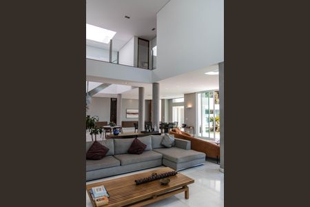 Casa à venda com 700m², 4 quartos e 6 vagas Casa à venda com 700m², 4 quartos e 6 vagasSala