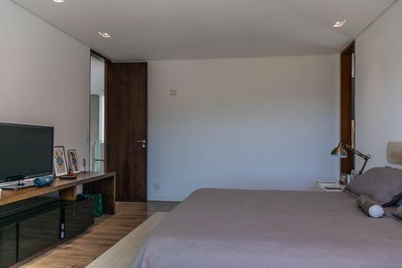 Casa à venda com 700m², 4 quartos e 6 vagas Casa à venda com 700m², 4 quartos e 6 vagasSuíte 1