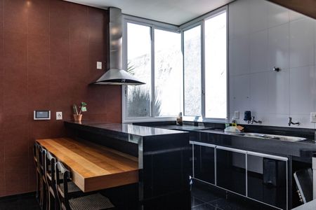 Casa à venda com 700m², 4 quartos e 6 vagas Casa à venda com 700m², 4 quartos e 6 vagasCozinha