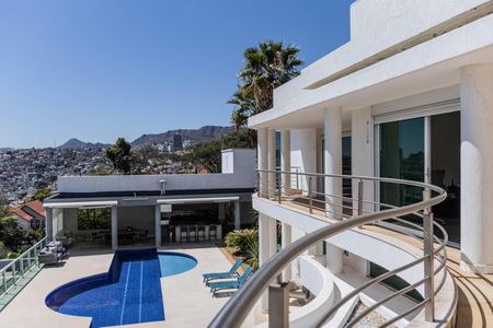 Casa à venda com 700m², 4 quartos e 6 vagas Casa à venda com 700m², 4 quartos e 6 vagasÁrea Externa