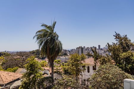 Casa à venda com 700m², 4 quartos e 6 vagas Casa à venda com 700m², 4 quartos e 6 vagasVista