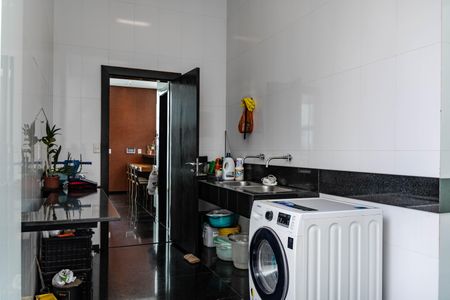 Casa à venda com 700m², 4 quartos e 6 vagas Casa à venda com 700m², 4 quartos e 6 vagasÁrea de Serviço