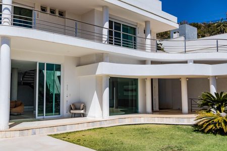 Casa à venda com 700m², 4 quartos e 6 vagas Casa à venda com 700m², 4 quartos e 6 vagasFachada