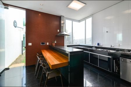 Casa à venda com 700m², 4 quartos e 6 vagas