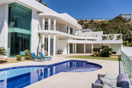 Casa à venda com 700m², 4 quartos e 6 vagas Casa à venda com 700m², 4 quartos e 6 vagasPiscina