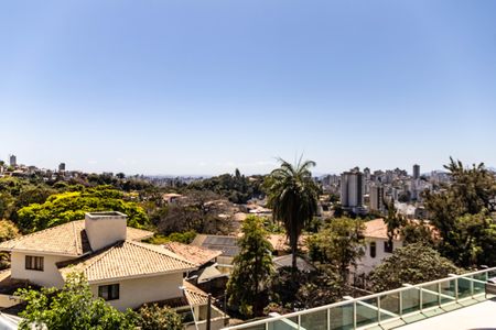 Casa à venda com 700m², 4 quartos e 6 vagas Casa à venda com 700m², 4 quartos e 6 vagasVista da Suíte 1