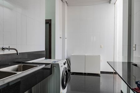 Casa à venda com 700m², 4 quartos e 6 vagas Casa à venda com 700m², 4 quartos e 6 vagasÁrea de Serviço