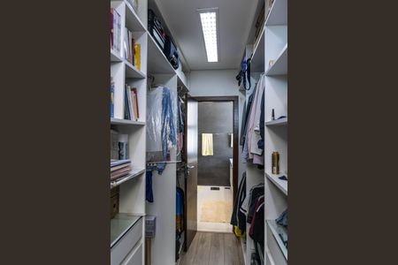 Casa à venda com 700m², 4 quartos e 6 vagas Casa à venda com 700m², 4 quartos e 6 vagasCloset da Suíte 1