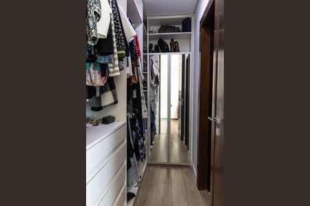 Casa à venda com 700m², 4 quartos e 6 vagas Casa à venda com 700m², 4 quartos e 6 vagasCloset da Suíte 2