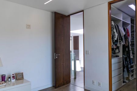 Casa à venda com 700m², 4 quartos e 6 vagas Casa à venda com 700m², 4 quartos e 6 vagasSuíte 2