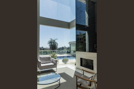 Casa à venda com 700m², 4 quartos e 6 vagas Casa à venda com 700m², 4 quartos e 6 vagasSala