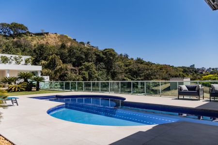 Casa à venda com 700m², 4 quartos e 6 vagas Casa à venda com 700m², 4 quartos e 6 vagasPiscina