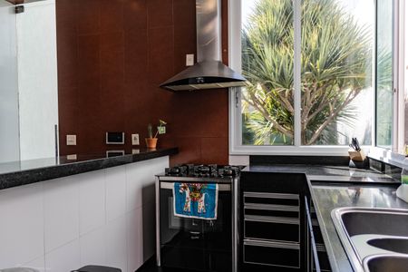 Casa à venda com 700m², 4 quartos e 6 vagas Casa à venda com 700m², 4 quartos e 6 vagasCozinha