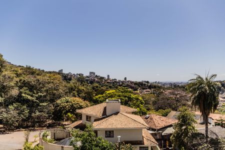 Casa à venda com 700m², 4 quartos e 6 vagas Casa à venda com 700m², 4 quartos e 6 vagasVista da Varanda da Suíte 2