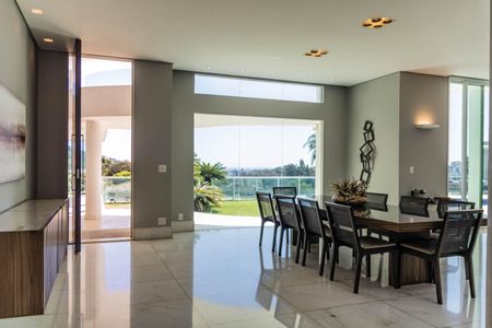 Casa à venda com 700m², 4 quartos e 6 vagas Casa à venda com 700m², 4 quartos e 6 vagasSala