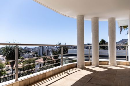 Casa à venda com 700m², 4 quartos e 6 vagas Casa à venda com 700m², 4 quartos e 6 vagasVaranda da Suíte 2