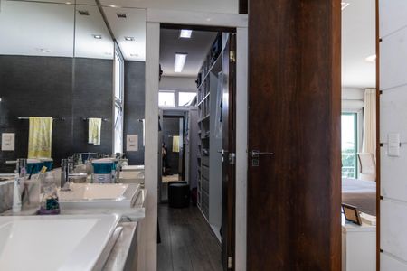 Casa à venda com 700m², 4 quartos e 6 vagas Casa à venda com 700m², 4 quartos e 6 vagasBanheiro da Suíte 1