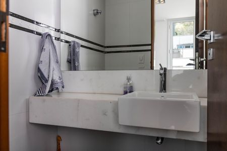 Casa à venda com 700m², 4 quartos e 6 vagas Casa à venda com 700m², 4 quartos e 6 vagasBanheiro da Suíte 4