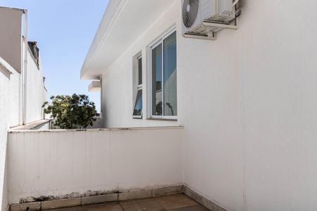 Casa à venda com 700m², 4 quartos e 6 vagas Casa à venda com 700m², 4 quartos e 6 vagasVaranda da Suíte 4